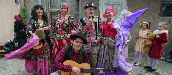 Девочка, а вам не кажется что этот табор из Бердичева не совсем цыганский?  - Sputnik Латвия