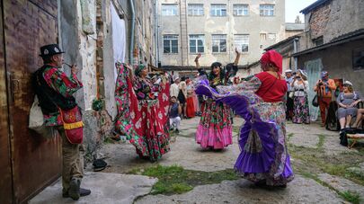 Цыгане пестрою толпою