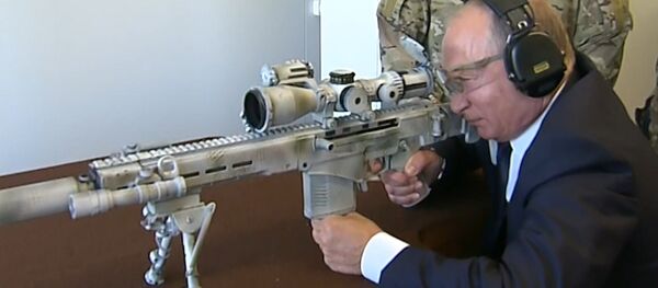 Путин пристрелял новую снайперскую винтовку Путин пристрелял новую снайперскую винтовку - Sputnik Latvija