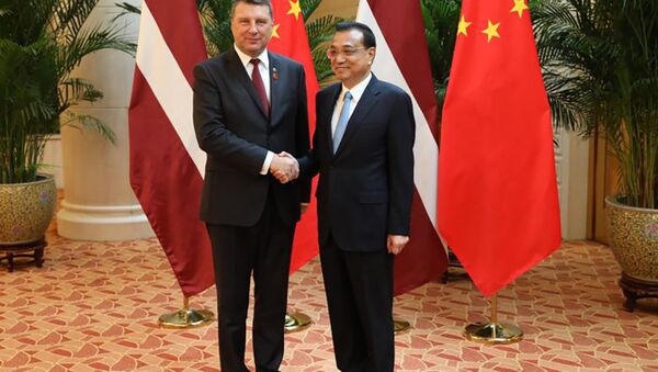 Встреча президента Латвии Раймондса Вейониса с премьер-министром КНР Ли Кэцяном - Sputnik Латвия