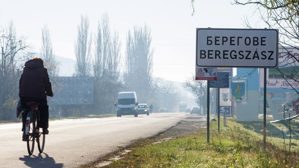 Надписи на украинском и венгерском языках на указателе в городе Берегово в Закарпатской области Украины - Sputnik Latvija