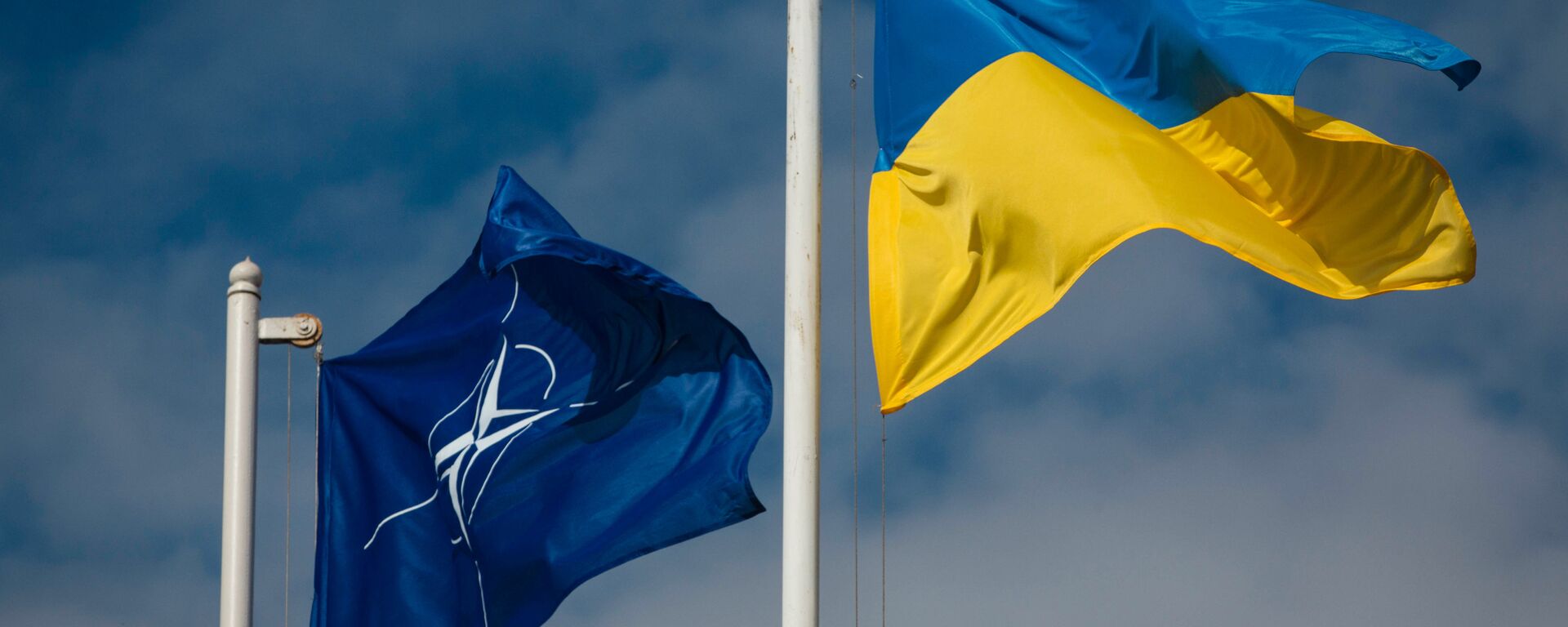 Национальный флаг Украины и флаг Организации Североатлантического договора (НАТО) - Sputnik Латвия, 1920, 27.06.2025