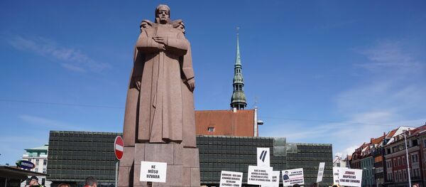 Участники акции протеста, протестующие против празднования Дня Победы, у здания Латвийской Национальной библиотеки в Риге - Sputnik Латвия