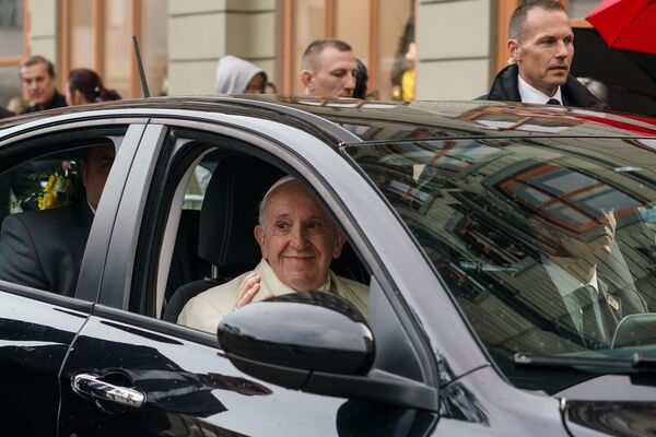 Думать о социуме, не о себе: как Папа пытался изменить латвийское общество Думать о социуме, не о себе: как Папа пытался изменить латвийское общество - Sputnik Латвия