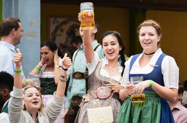 Meitenes tradicionālā alus festivāla Oktoberfest atklāšanas pasākumā Minhenē - Sputnik Latvija