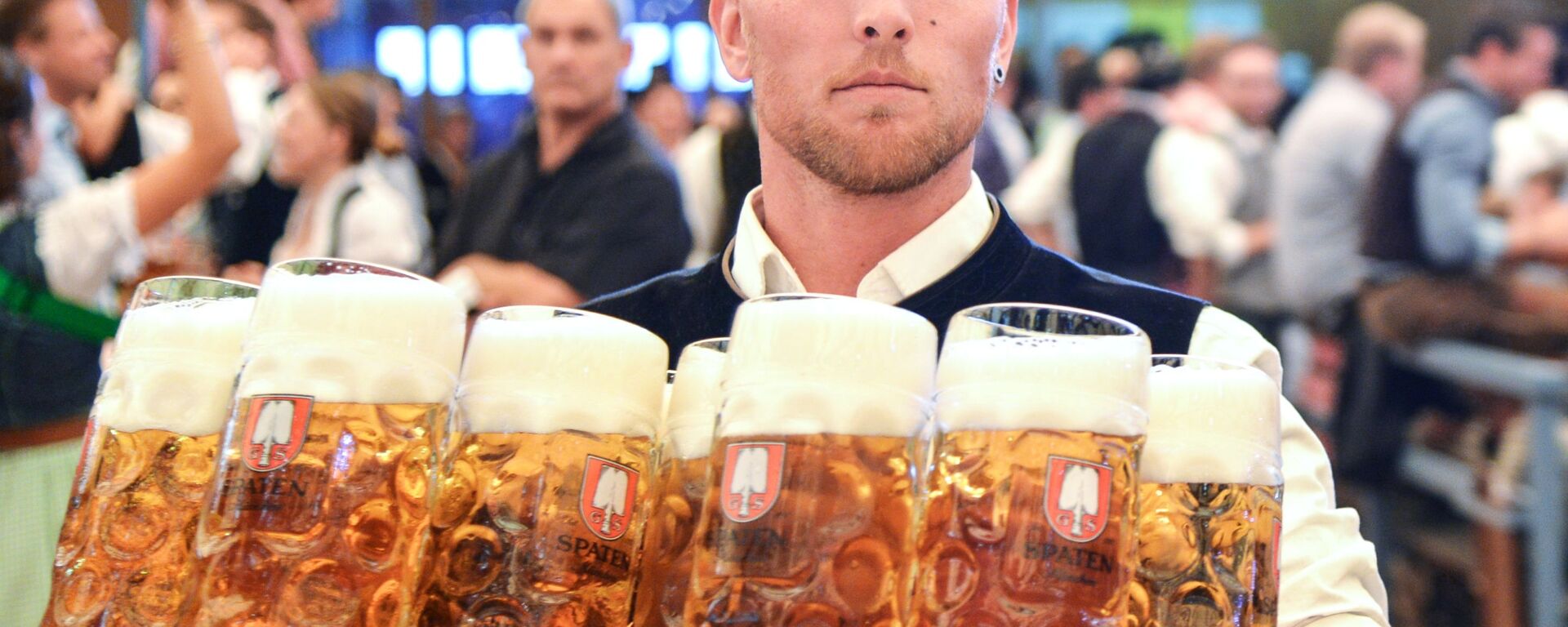 Официант разносит бокалы с пивом на открытии традиционного пивного фестиваля Октоберфест в Мюнхене Официант разносит бокалы с пивом на открытии традиционного пивного фестиваля Октоберфест в Мюнхене - Sputnik Латвия, 1920, 15.12.2020