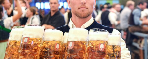 Официант разносит бокалы с пивом на открытии традиционного пивного фестиваля Октоберфест в Мюнхене - Sputnik Латвия