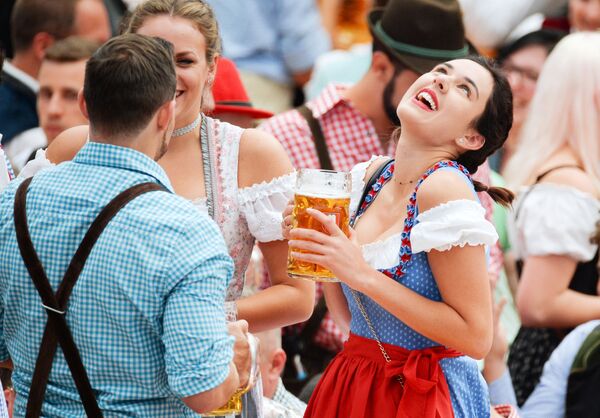 Apmeklētāji tradicionālā alus festivāla Oktoberfest atklāšanas pasākumā Minhenē - Sputnik Latvija