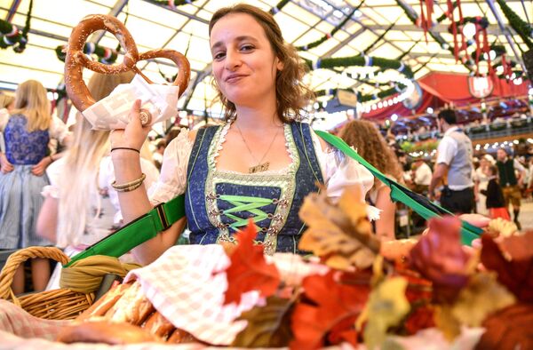 Oficiante iznēsā radziņus tradicionālā alus festivāla Oktoberfest atklāšanas pasākumā Minhenē - Sputnik Latvija