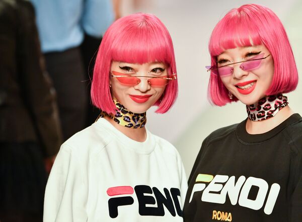Модели представляют коллекцию бренда Fendi на Неделе моды в Милане - Sputnik Латвия