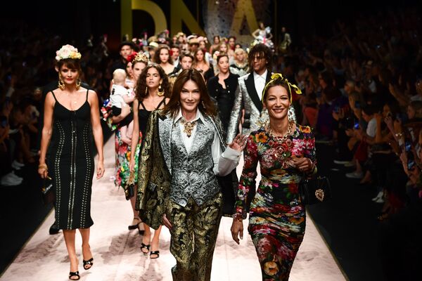 Хелена Кристенсен, Карла Бруни-Саркози и Марпесса Хеннинк на показе коллекции бренда Dolce & Gabbana на Неделе моды в Милане. - Sputnik Латвия