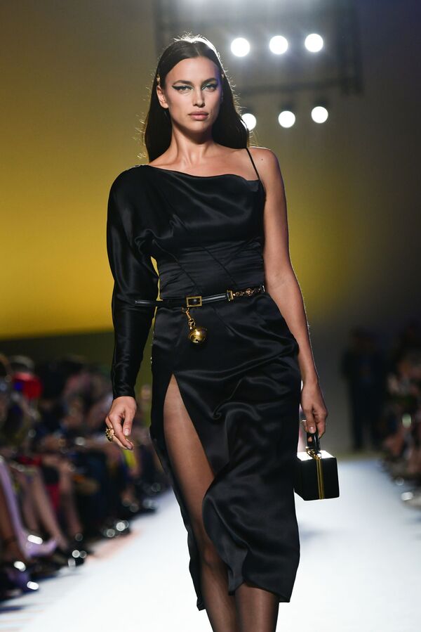Модель Ирина Шейк представляет коллекцию бренда Versace на Неделе моды в Милане - Sputnik Латвия