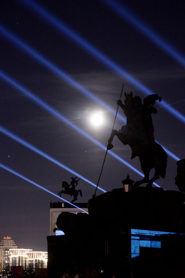 Подсветка Музея Победы в преддверии Московского международного фестиваля Круг света - Sputnik Латвия