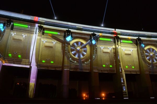 Иллюминация на фасаде Музея Победы в преддверии Московского международного фестиваля Круг света. - Sputnik Латвия