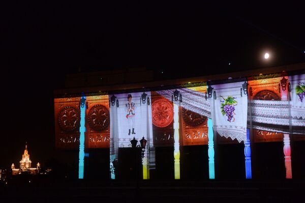 Иллюминация на фасаде Музея Победы в преддверии Московского международного фестиваля Круг света. - Sputnik Латвия
