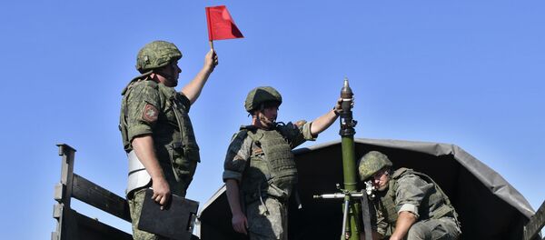 Военнослужащие в грузовике с 82 мм минометом во время тактических артиллерийских учений на полигоне Молькино в Краснодарском крае Военнослужащие в грузовике с 82 мм минометом во время тактических артиллерийских учений на полигоне Молькино в Краснодарском крае - Sputnik Латвия