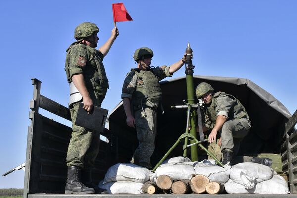 Военнослужащие в грузовике с 82-миллиметровым минометом во время тактических артиллерийских учений на полигоне Молькино в Краснодарском крае - Sputnik Латвия