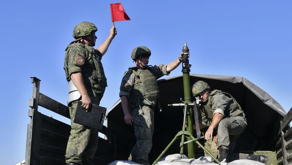 Военнослужащие в грузовике с 82 мм минометом во время тактических артиллерийских учений на полигоне Молькино в Краснодарском крае - Sputnik Latvija