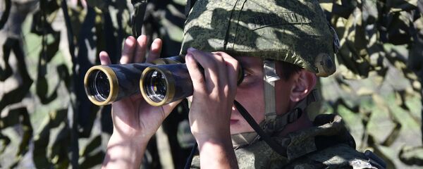 Военнослужащий на пункте управления огнем во время тактических артиллерийских учений на полигоне Молькино в Краснодарском крае Военнослужащий на пункте управления огнем во время тактических артиллерийских учений на полигоне Молькино в Краснодарском крае - Sputnik Latvija