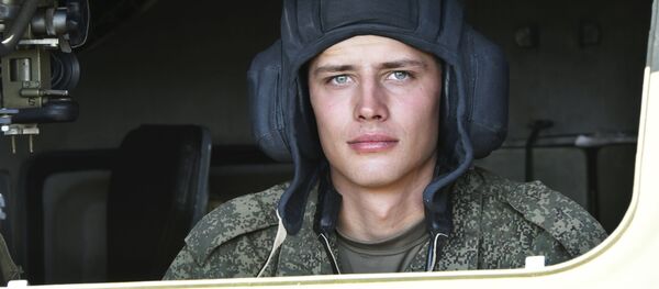 Военнослужащий в разведывательной РЛС обнаружения огневых точек Зоопарк во время тактических артиллерийских учений на полигоне Молькино в Краснодарском крае - Sputnik Латвия