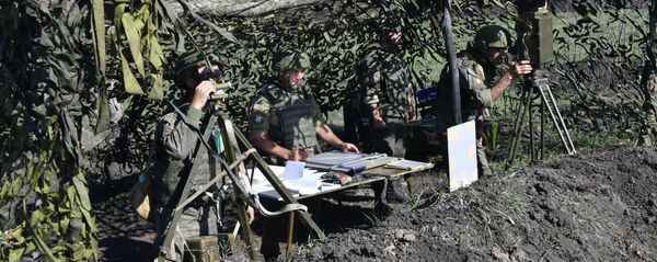 Военнослужащие на пункте управления огнем во время тактических артиллерийских учений на полигоне Молькино в Краснодарском крае Военнослужащие на пункте управления огнем во время тактических артиллерийских учений на полигоне Молькино в Краснодарском крае - Sputnik Latvija