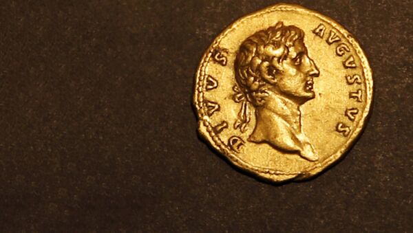 Золотая монета с изображением императора Августа. - Sputnik Латвия