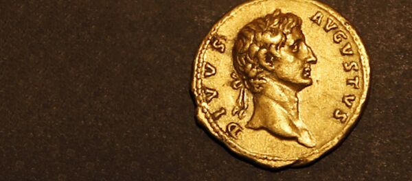 Золотая монета с изображением императора Августа. - Sputnik Латвия