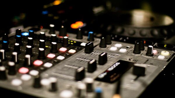 Микшерный пульт в студии звукозаписи - Sputnik Латвия