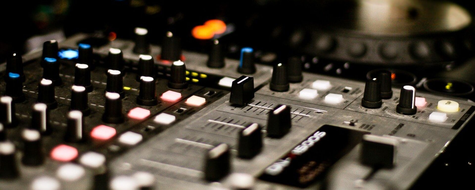 Микшерный пульт в студии звукозаписи - Sputnik Латвия, 1920, 17.02.2026