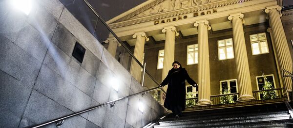 Женщина спускается по лестнице перед зданием Danske Bank в Копенгагене Женщина спускается по лестнице перед зданием Danske Bank в Копенгагене - Sputnik Latvija