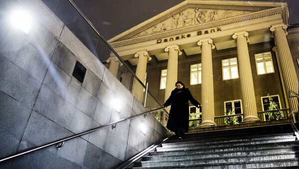 Женщина спускается по лестнице перед зданием Danske Bank в Копенгагене - Sputnik Латвия