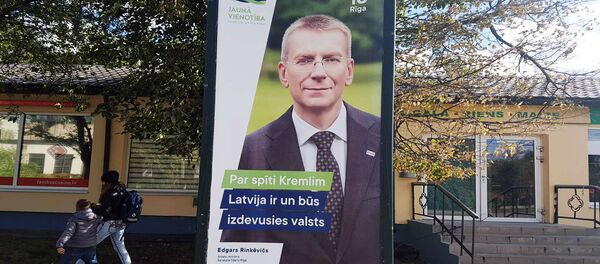 Предвыборный плакат главы МИД Латвии Эдгарса Ринкевичса - Sputnik Латвия