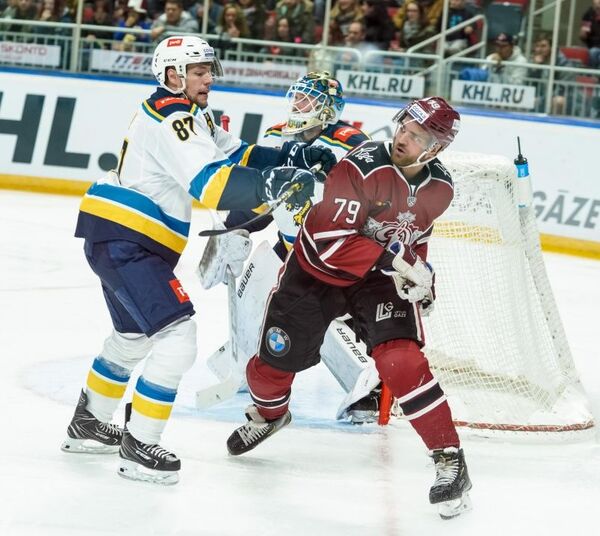 КХЛ: Гудлевскис опять не выручил, Виделль снова забил КХЛ: Гудлевскис опять не выручил, Виделль снова забил - Sputnik Латвия