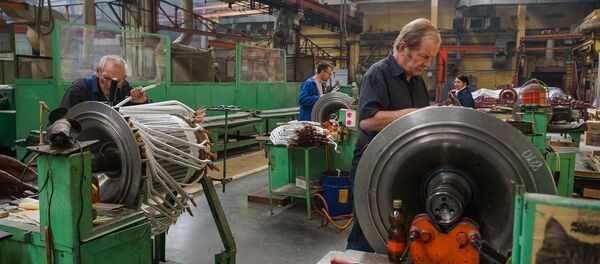 Укладка катушек якоря тягового электродвигателя на якорном участке машинного производства Укладка катушек якоря тягового электродвигателя на якорном участке машинного производства - Sputnik Latvija