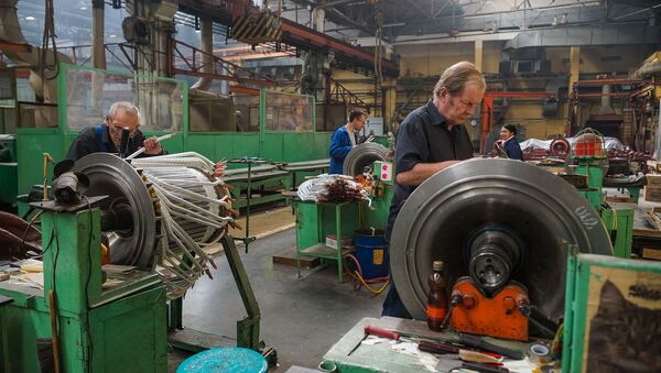 Укладка катушек якоря тягового электродвигателя на якорном участке машинного производства - Sputnik Латвия