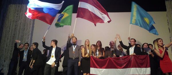 Победители и призеры международной олимпиады школьников по экономике - Sputnik Латвия