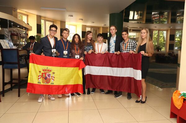 Участники Международной олимпиады школьников по экономике из Испании и Латвии Участники Международной олимпиады школьников по экономике из Испании и Латвии - Sputnik Латвия