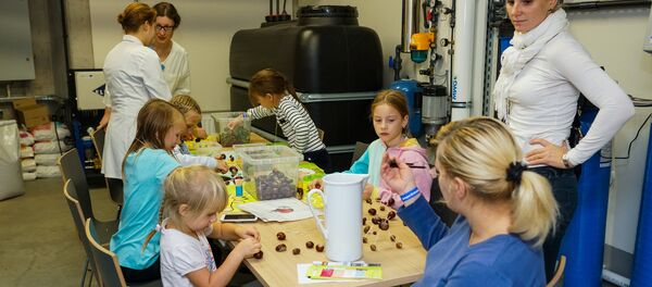 Дети собирают поделки из каштанов на факультете биологии Латвийского Университета в Ночь науки - Sputnik Латвия