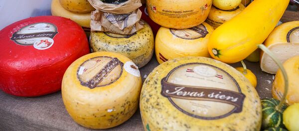 Латвийский твердый сыр уже несколько лет одна из обязательных покупок туристов в Латвии - Sputnik Latvija