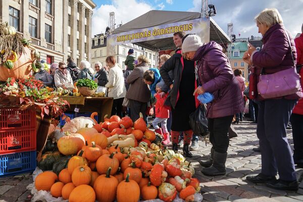 На стыке традиций: почему день Микелиса это не Умуркумур - Sputnik Латвия
