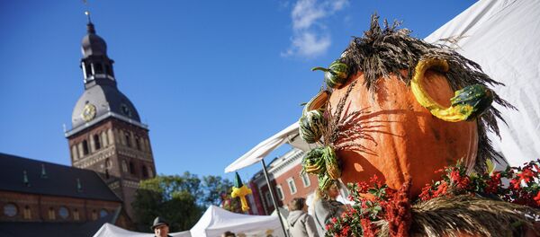 В центре площади восседал хозяин урожая В центре площади восседал хозяин урожая - Sputnik Латвия