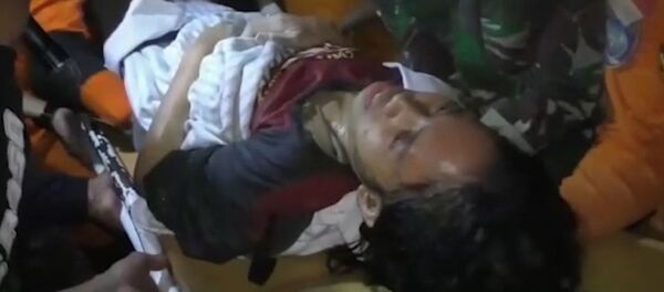 Спасатели находят живых людей под завалами после землетрясения и цунами в Индонезии Спасатели находят живых людей под завалами после землетрясения и цунами в Индонезии - Sputnik Латвия