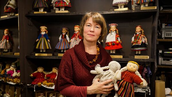 Иева Даболиня со своими куклами - Sputnik Латвия