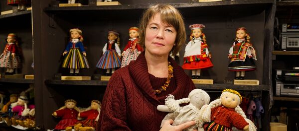 Иева Даболиня со своими куклами Иева Даболиня со своими куклами - Sputnik Латвия
