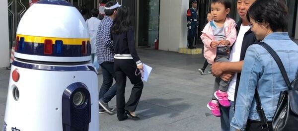 Робот-полицейский заступил на дежурство в Пекине - видео Робот-полицейский заступил на дежурство в Пекине - видео - Sputnik Latvija