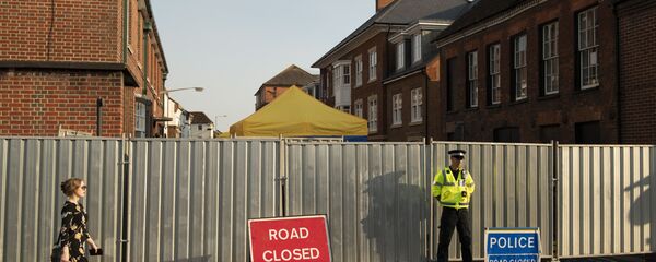 Полицейский на улице Ролленстоун стрит в Солсбери (графство Уилтшир) у дома, где жила Дон Стерджесс - одна из жертв отравления нервно-паралитическим веществом, госпитализированная с Чарли Роули в Эймсбери. - Sputnik Латвия