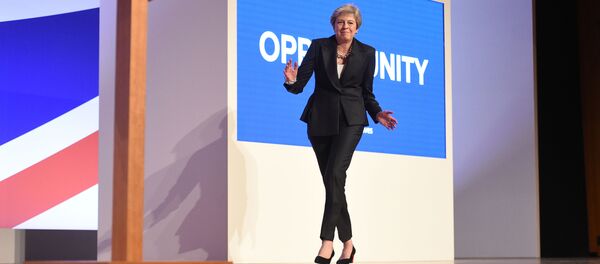 Премьер-министр Великобритании Тереза Мэй танцует на конференции Консервативной партии в Бирмингеме Премьер-министр Великобритании Тереза Мэй танцует на конференции Консервативной партии в Бирмингеме - Sputnik Латвия