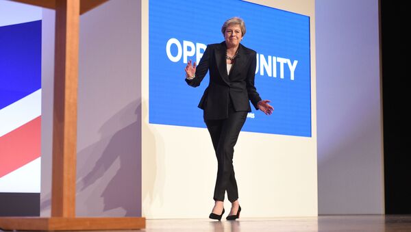 Премьер-министр Великобритании Тереза Мэй танцует на конференции Консервативной партии в Бирмингеме - Sputnik Латвия
