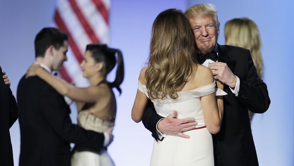 ASV prezidents Donalds Tramps dejo ar savu dzīvesbiedri Melāniju Trampu - Sputnik Latvija