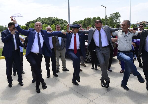 Кандидат в президенты от Республиканской Народной партии Турции Мухаррем Индже танцует со своими сторонниками перед митингом в Самсуне - Sputnik Латвия
